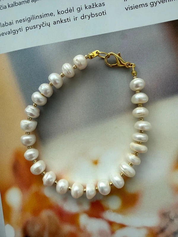Natūralių gėlavandenių perlų apyrankė ir auskarai