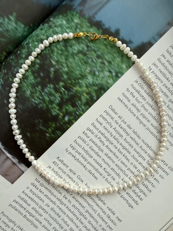 Smulkių natūralių gėlavandenių perliukų vėrinys - čiokeris