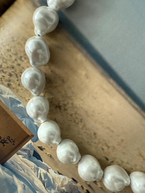 Masyvus gėlavandenių perlų masės vėrinys