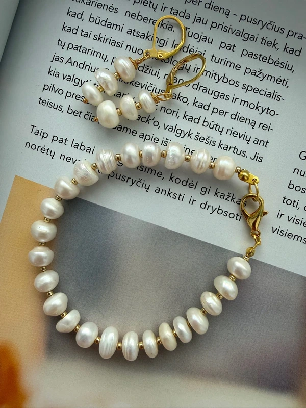 Natūralių gėlavandenių perlų apyrankė ir auskarai