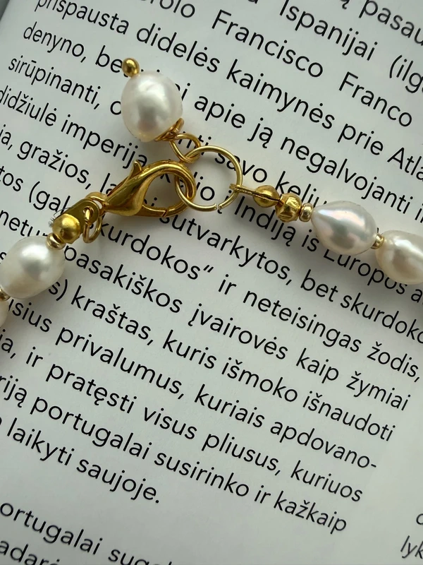 Natūralių gėlavandenių perlų vėrinys