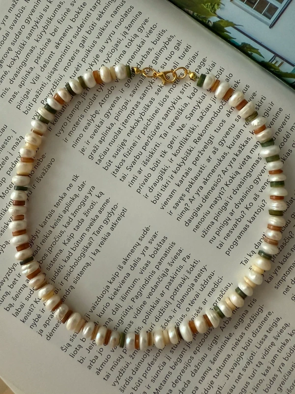 Žaismingas gėlavandenių perlų ir kriauklės vėrinys