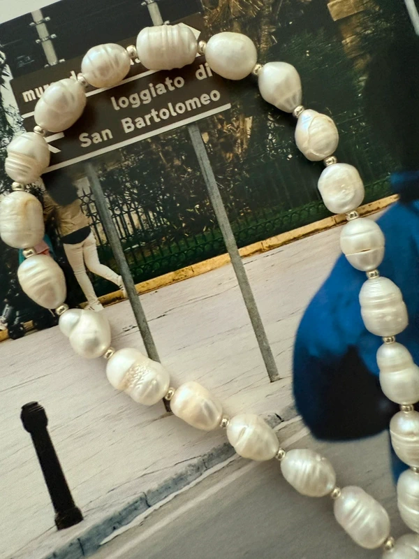 Baltų gėlavandenių perlų vėrinys su perlų masės pakabučiu