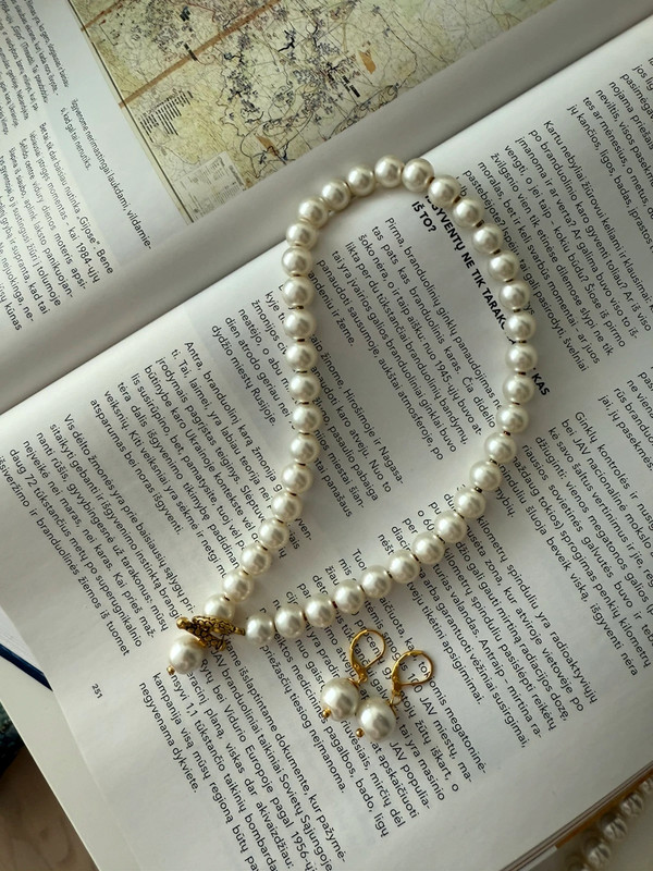 Elegantiškas kreminės spalvos stiklo perlų vėrinys ir auskarai