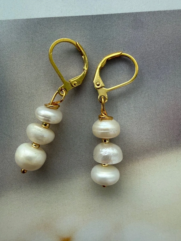 Natūralių gėlavandenių perlų apyrankė ir auskarai