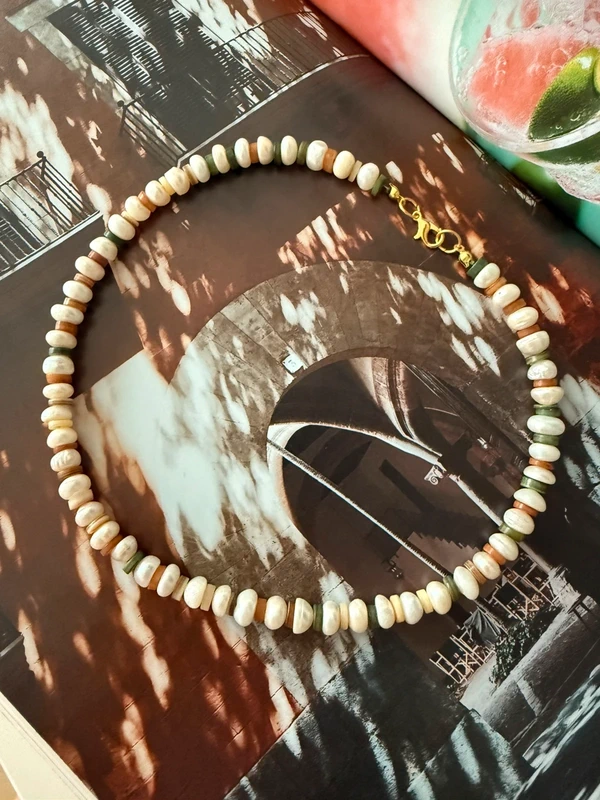 Žaismingas gėlavandenių perlų ir kriauklės vėrinys