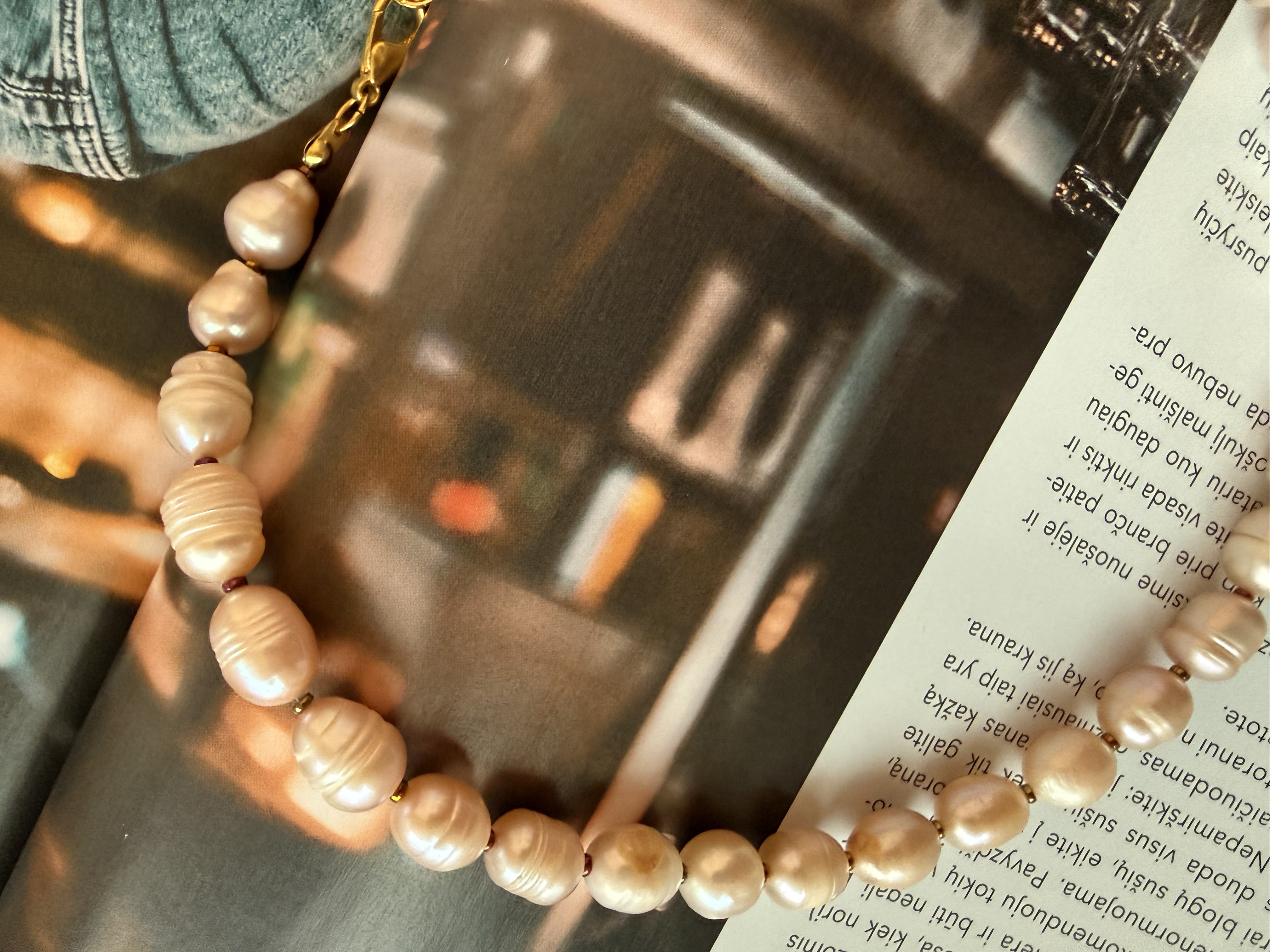 Rausvų gėlavandenių perlų vėrinys