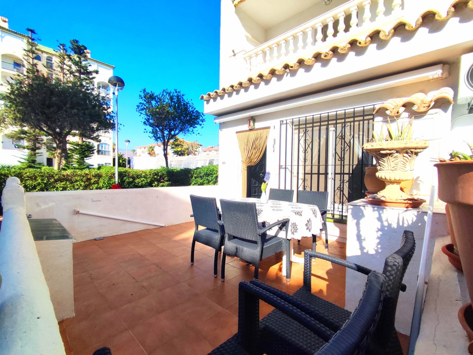 Casa adosada de 3 dormitorios en primer  línea de playa Urb. Laguna Beach