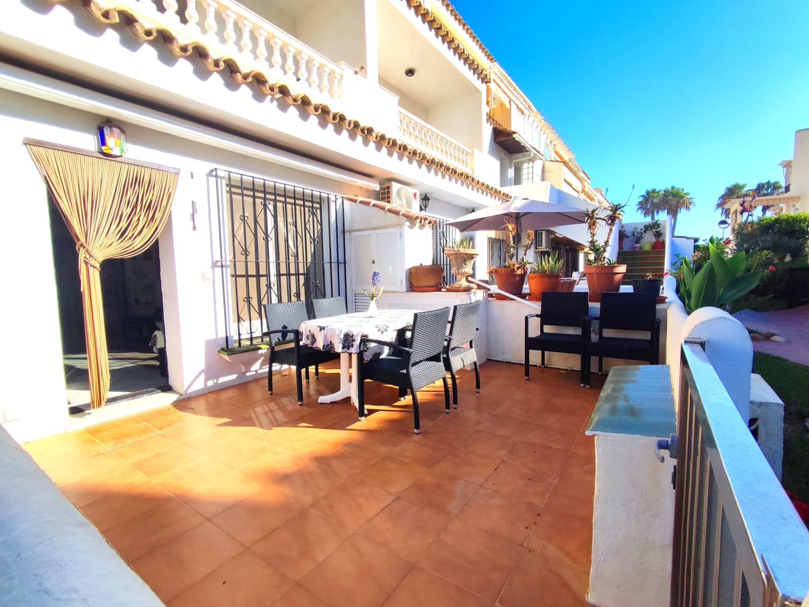 Casa adosada de 3 dormitorios en primer  línea de playa Urb. Laguna Beach