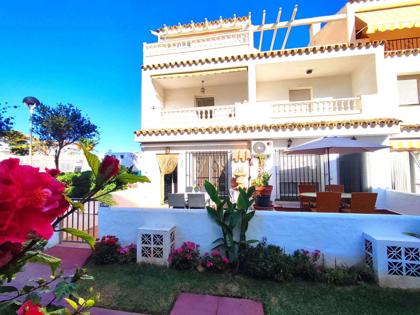 Casa adosada de 3 dormitorios en primer  línea de playa Urb. Laguna Beach