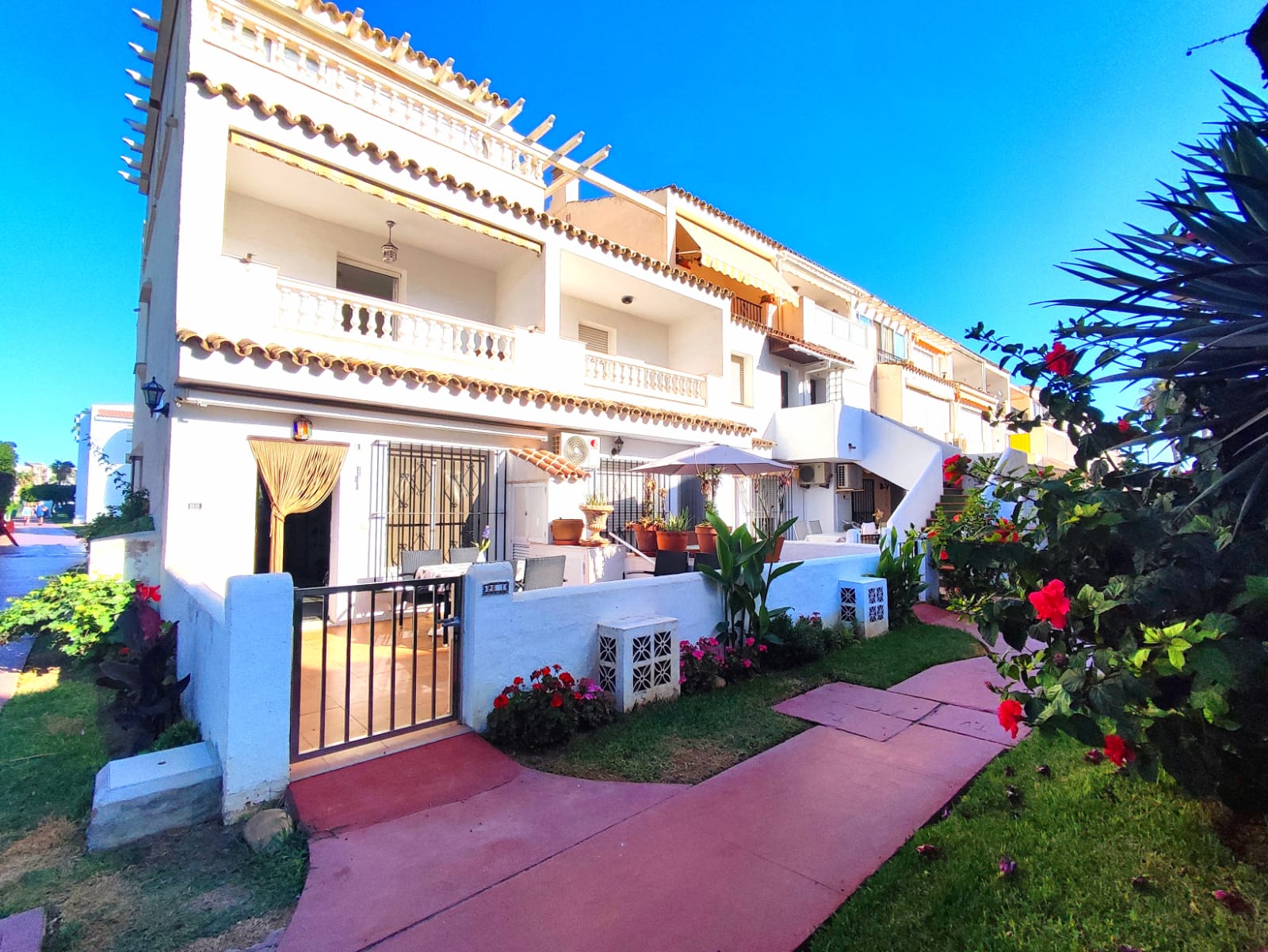 Casa adosada de 3 dormitorios en primer  línea de playa Urb. Laguna Beach