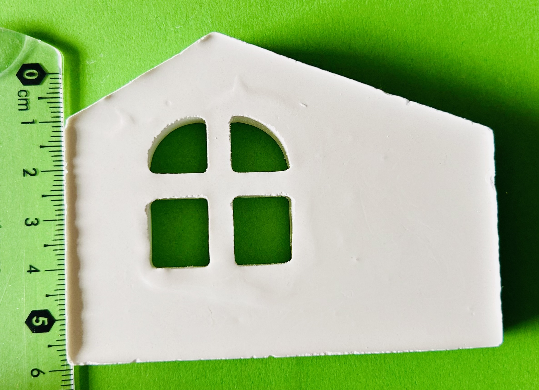 Weihnachtskrippe auf Holzpodest