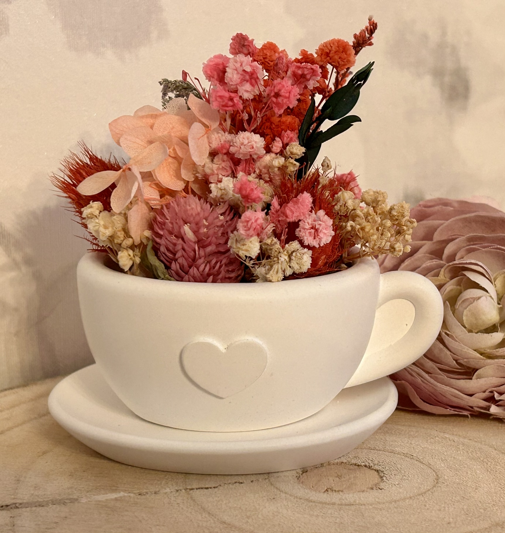 Stilvolle Tasse mit Untertasse aus Keramikgießmasse od. Beton