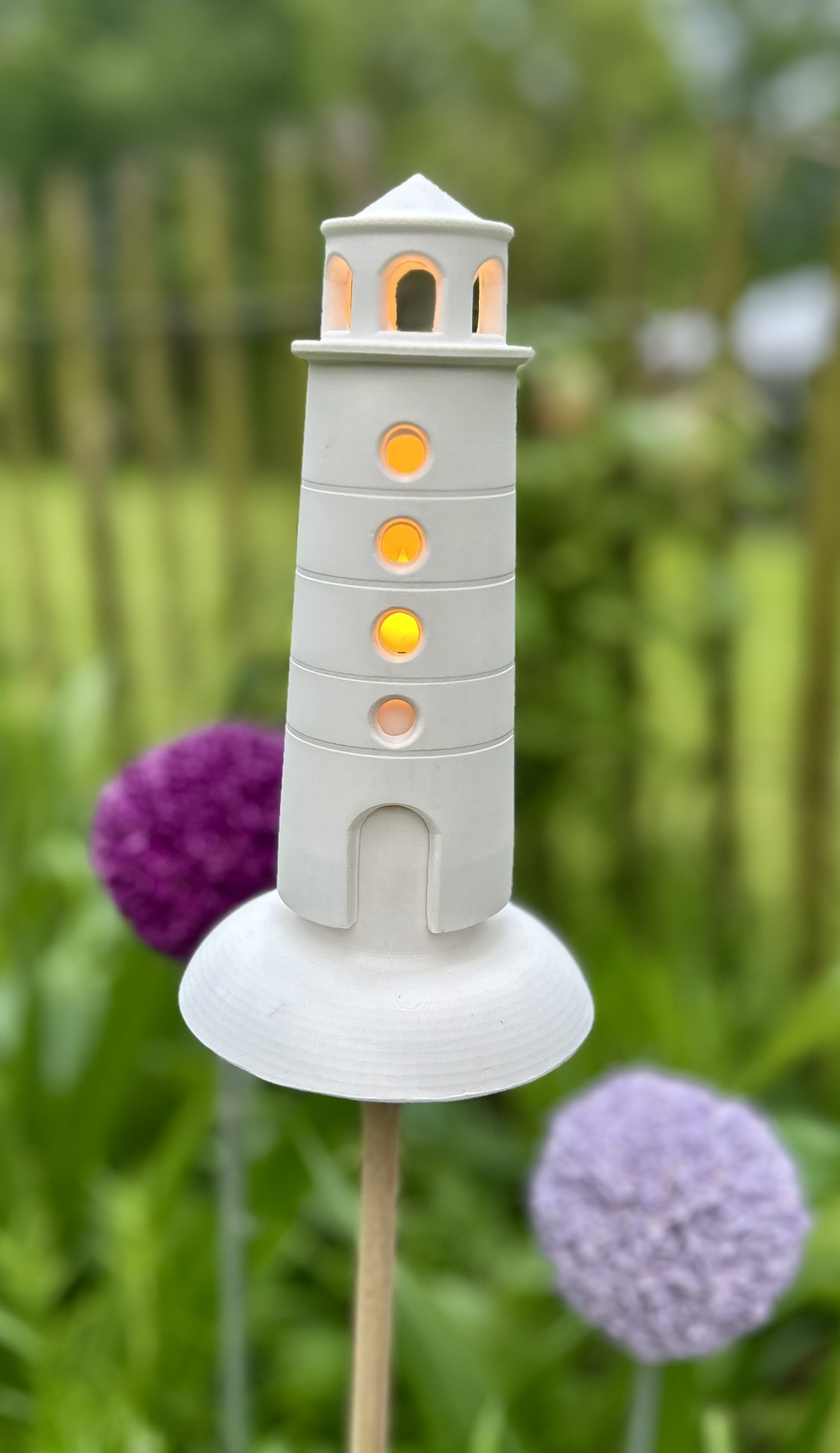 Leuchtturm aus weißem Keramikbeton