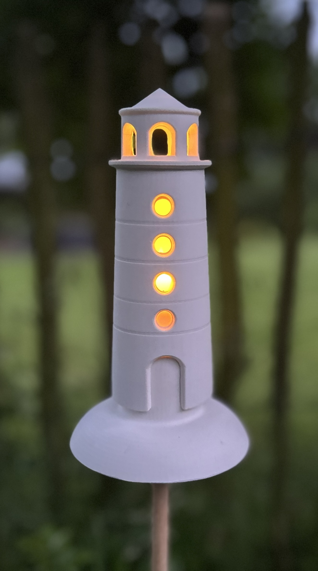 Leuchtturm aus weißem Keramikbeton