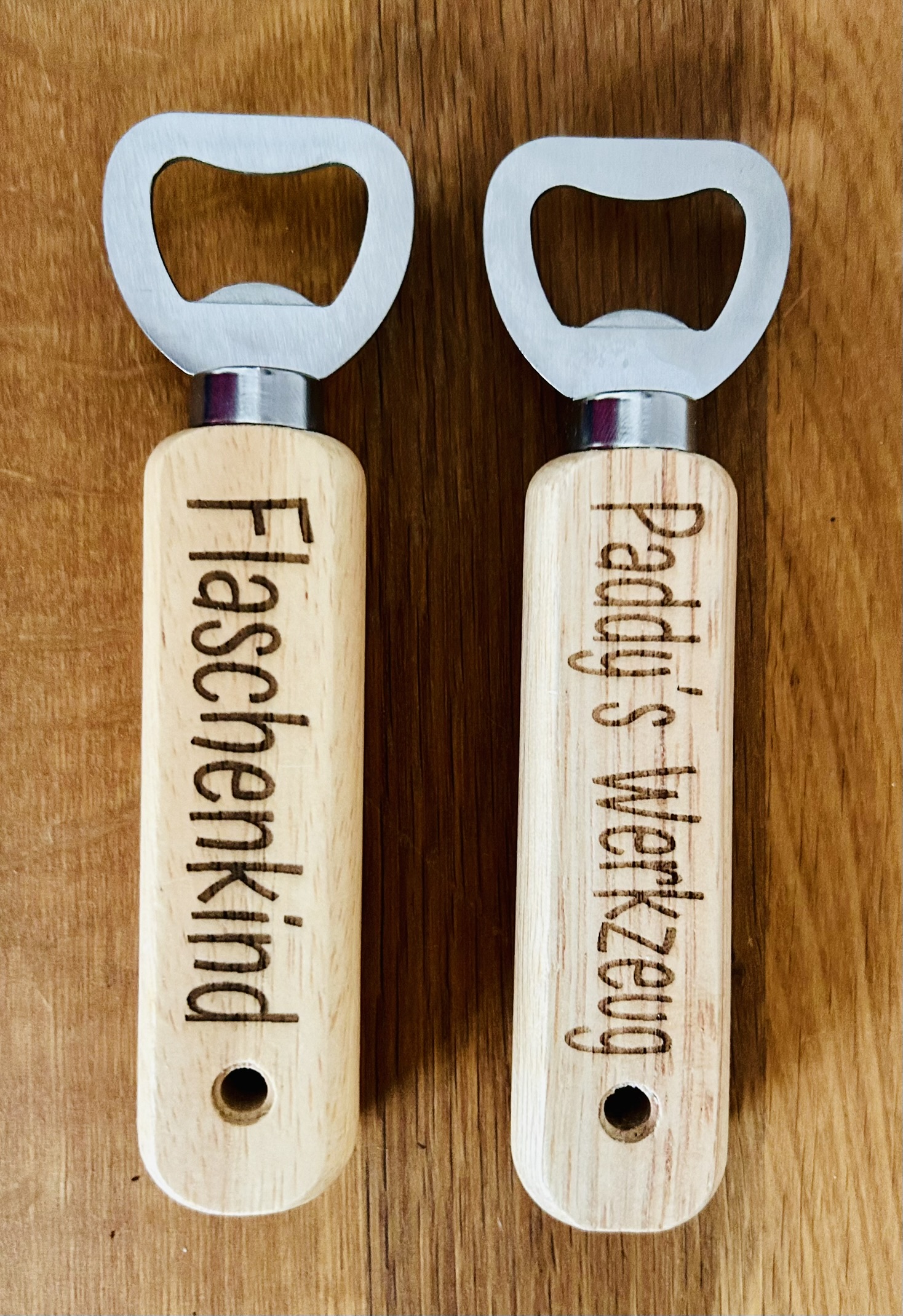 Personalisierter Flaschenöffner aus Holz