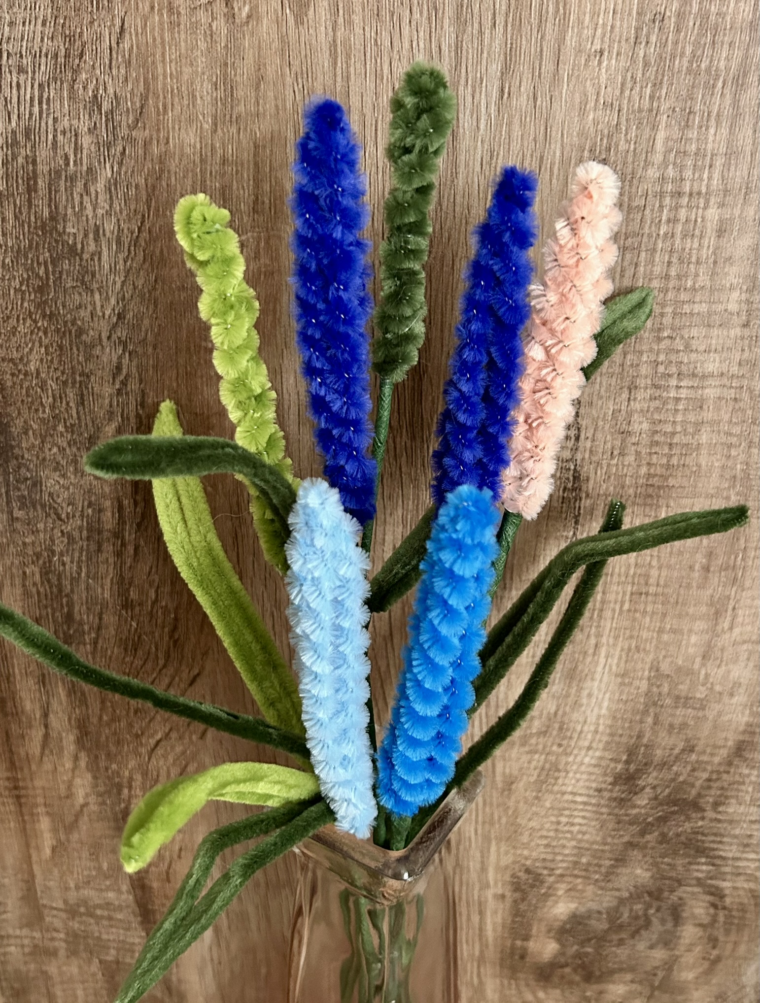 Handgemachte Dekopflanzen aus Chenilledraht 