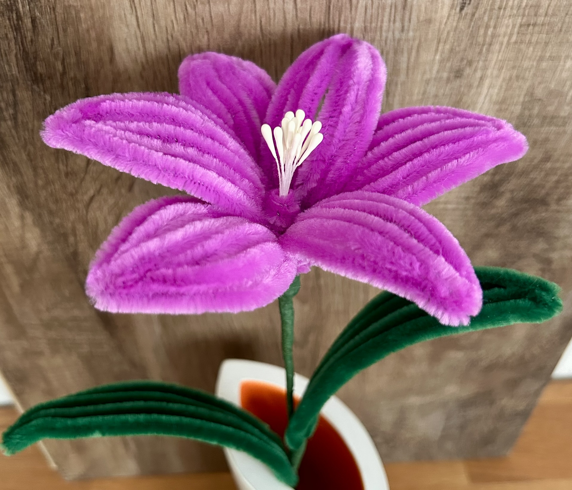 Handgefertigte Lilie aus Chenilledraht