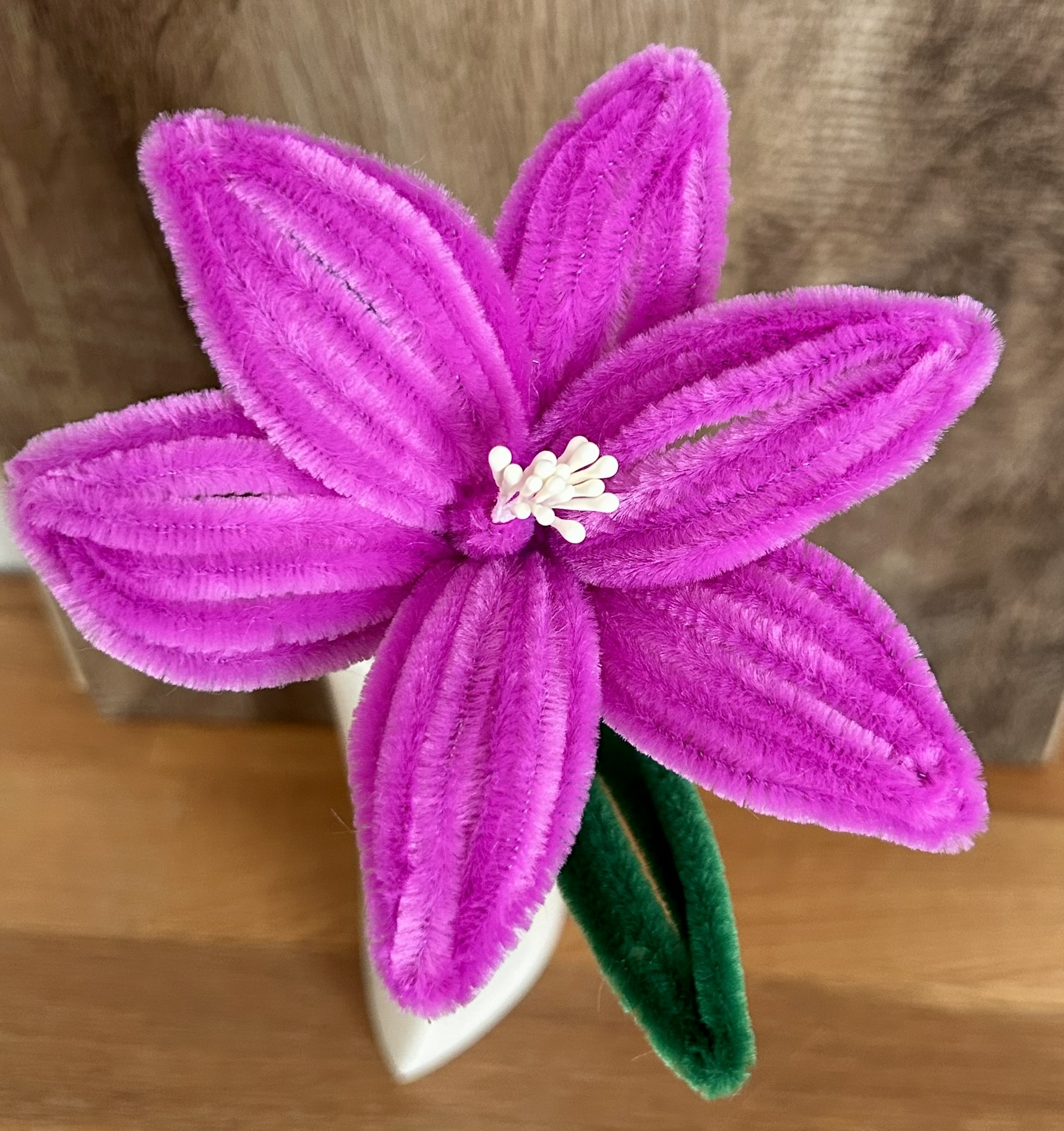 Handgefertigte Lilie aus Chenilledraht