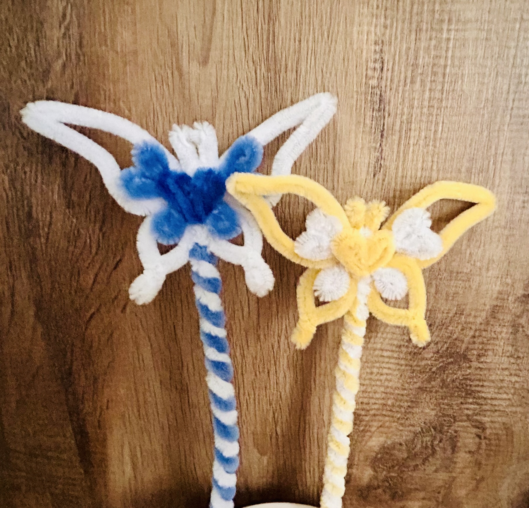 Handgemachte Dekopflanzen aus Chenilledraht 