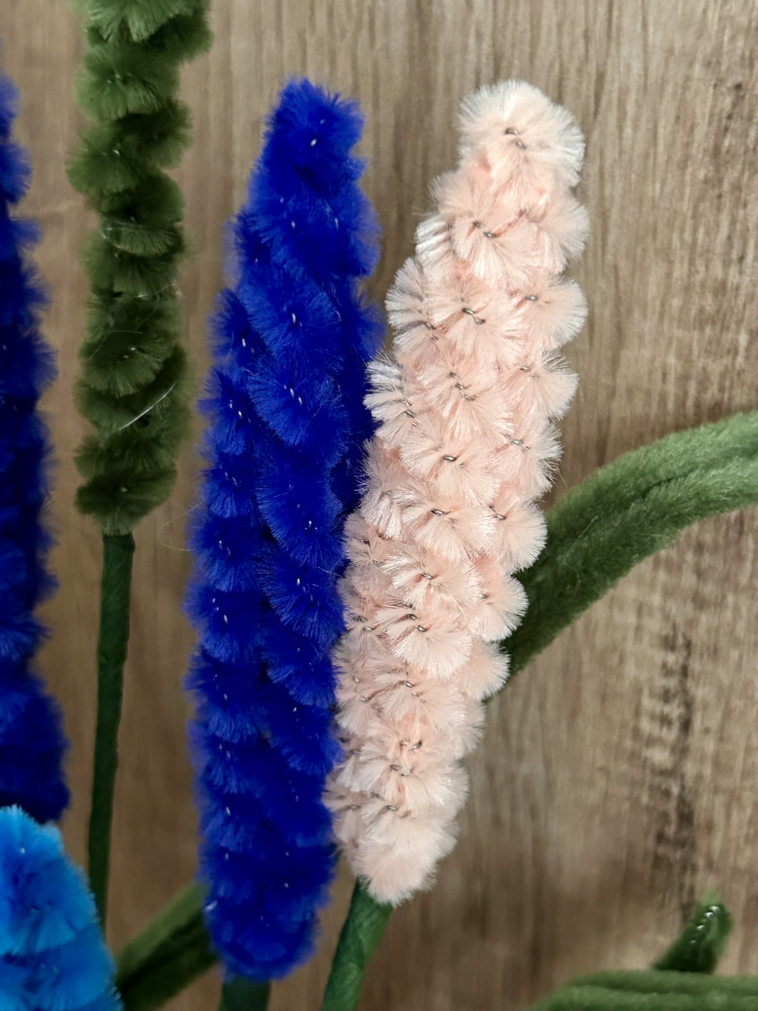 Handgemachte Dekopflanzen aus Chenilledraht 