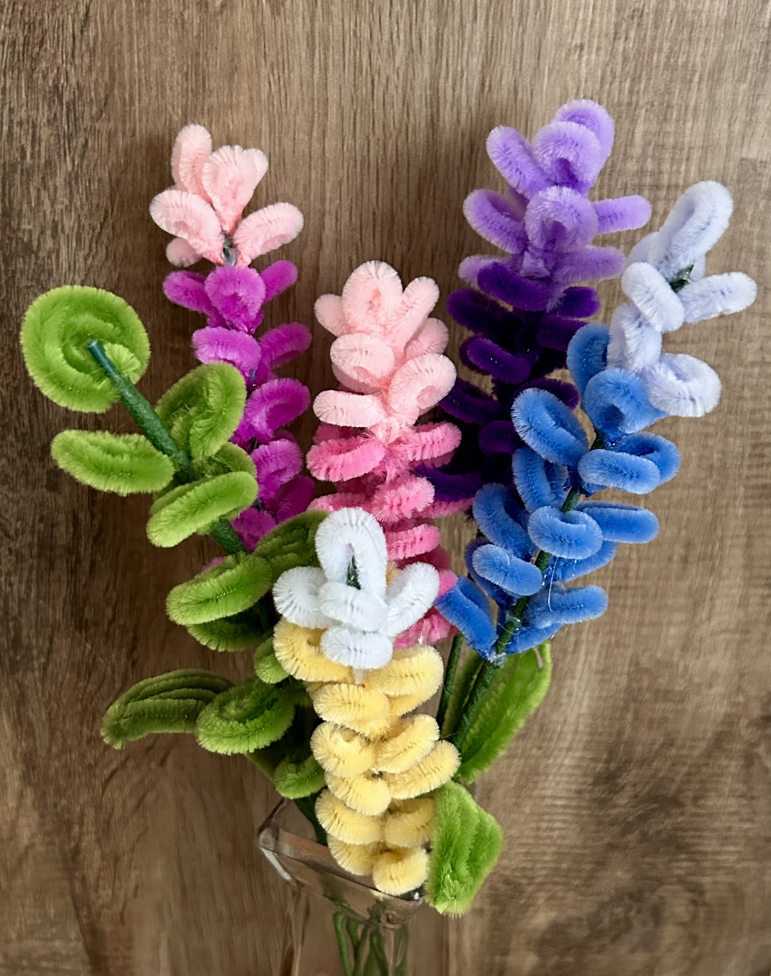 Handgemachte Dekopflanzen aus Chenilledraht 