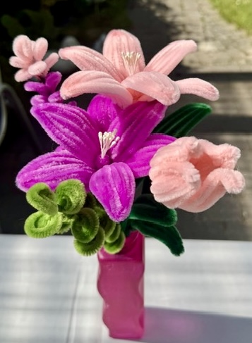 Handgefertigter Blumenstrauß aus Chenilledraht 