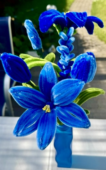 Handgefertigter Blumenstrauß aus Chenilledraht 