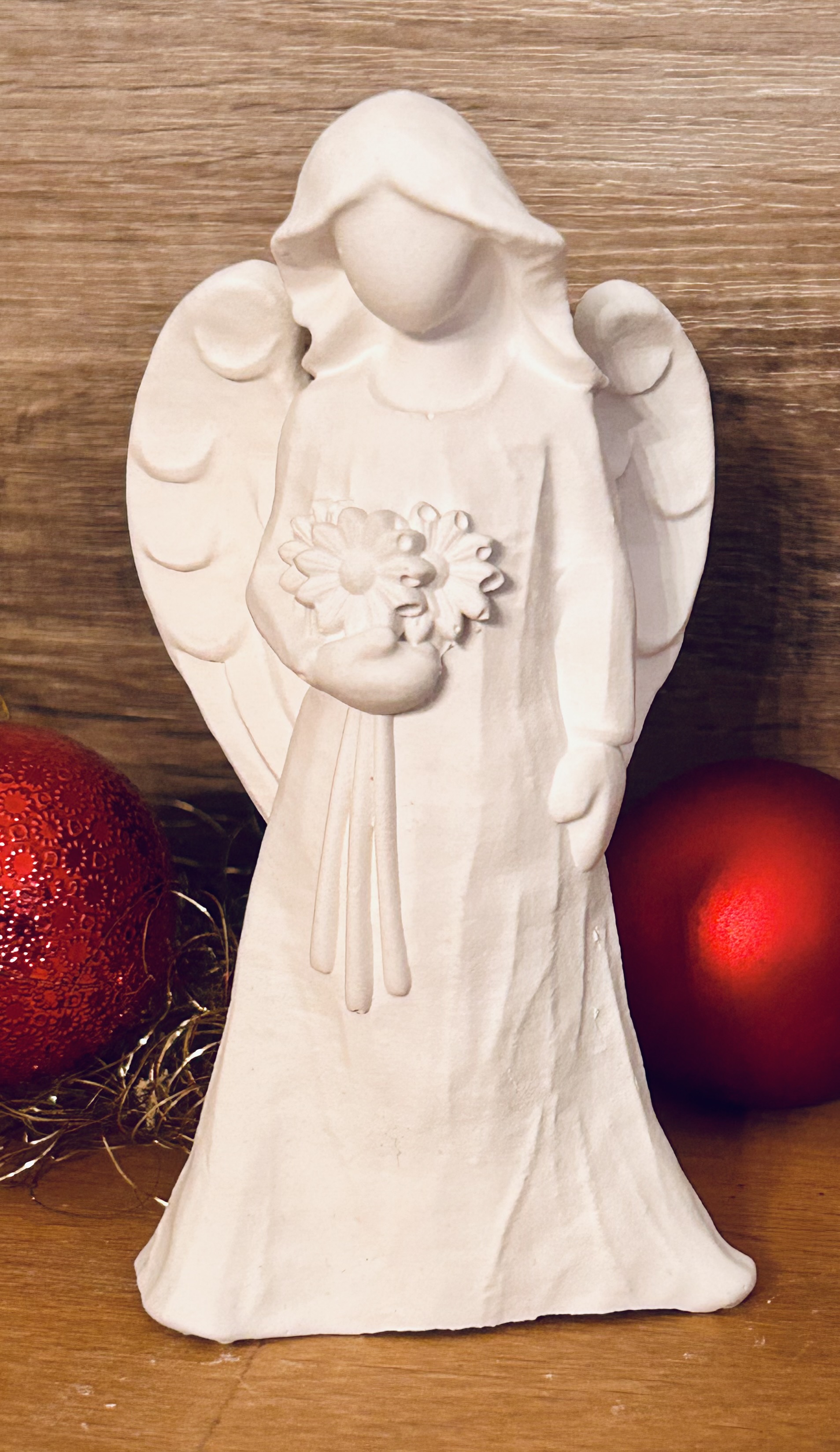 Engelfigur aus Keramikgießmasse