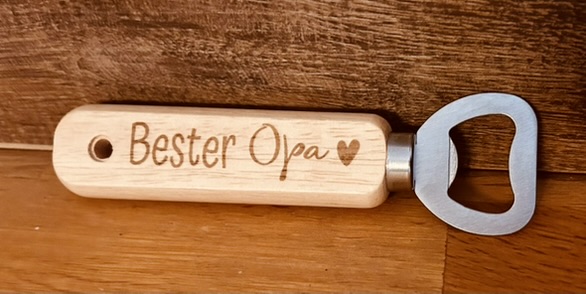 Personalisierter Flaschenöffner aus Holz