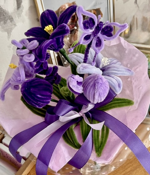 Handgefertigter Blumenstrauß aus Chenilledraht 