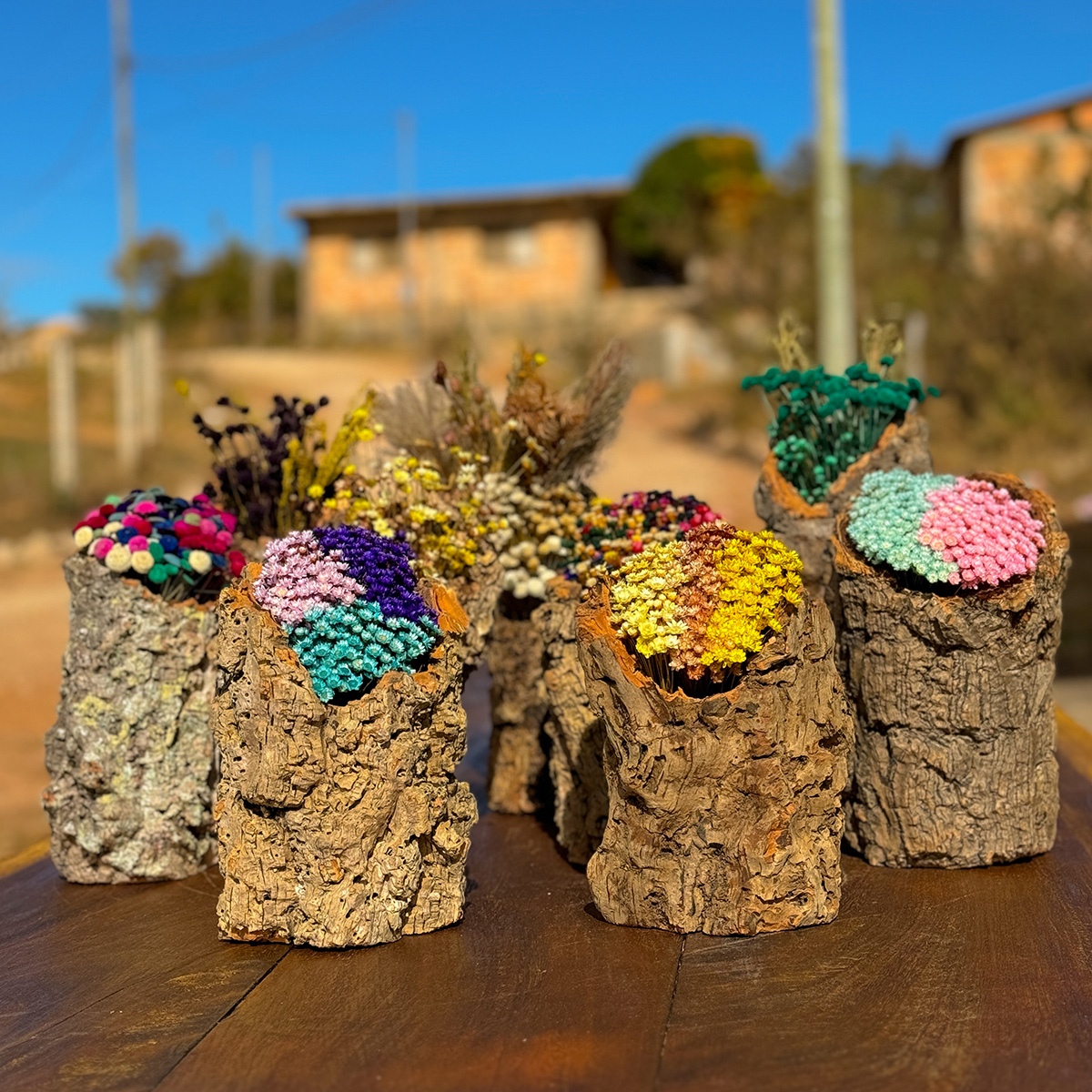 Tronco Decorativo – Centro de Mesa Rústico com Flores Sempre Vivas