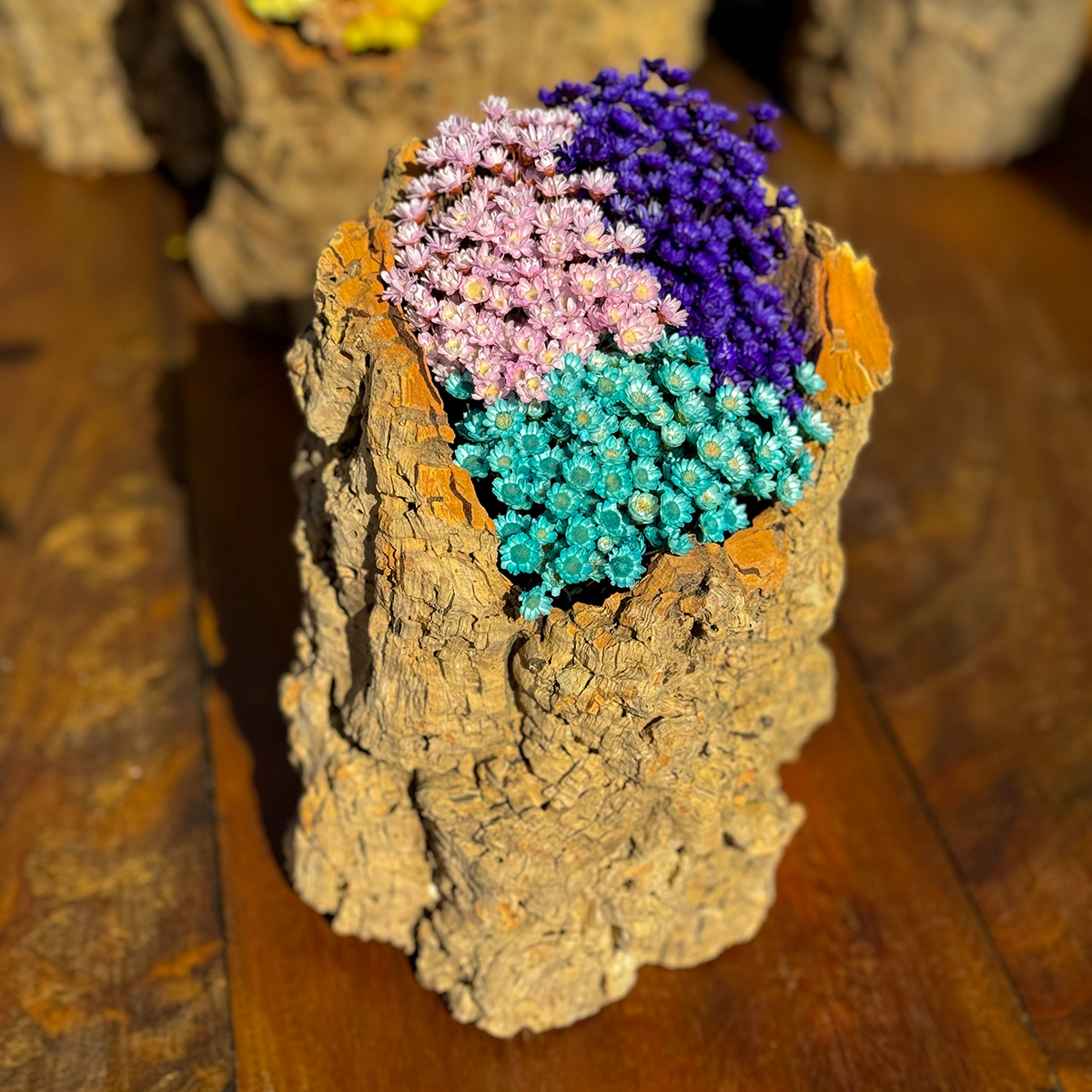 Tronco Decorativo – Centro de Mesa Rústico com Flores Sempre Vivas