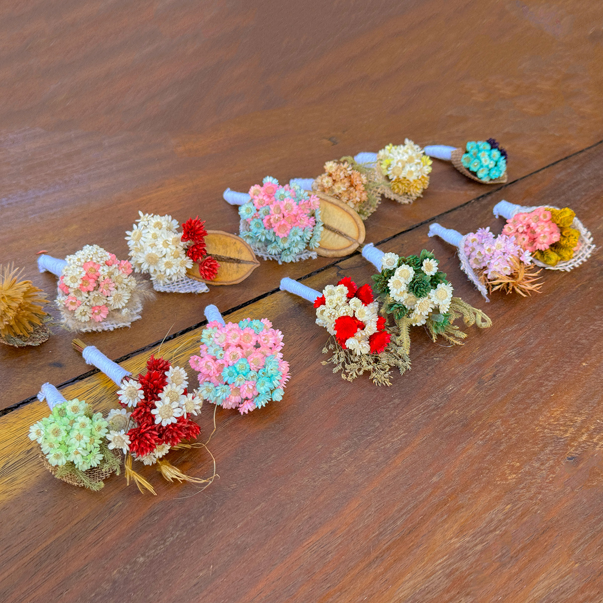 Lapelas Artesanais com Flores Sempre Vivas