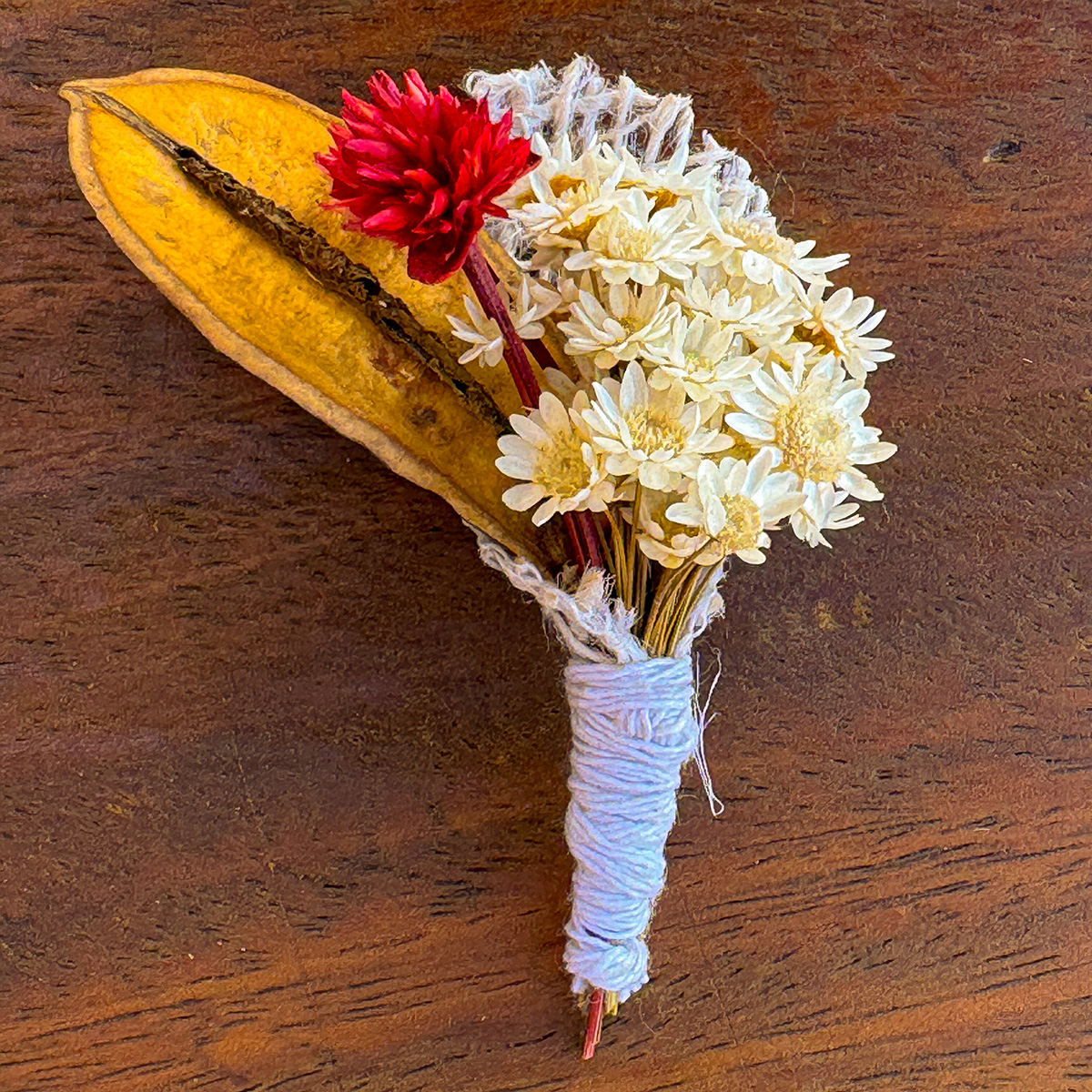 Lapelas Artesanais com Flores Sempre Vivas