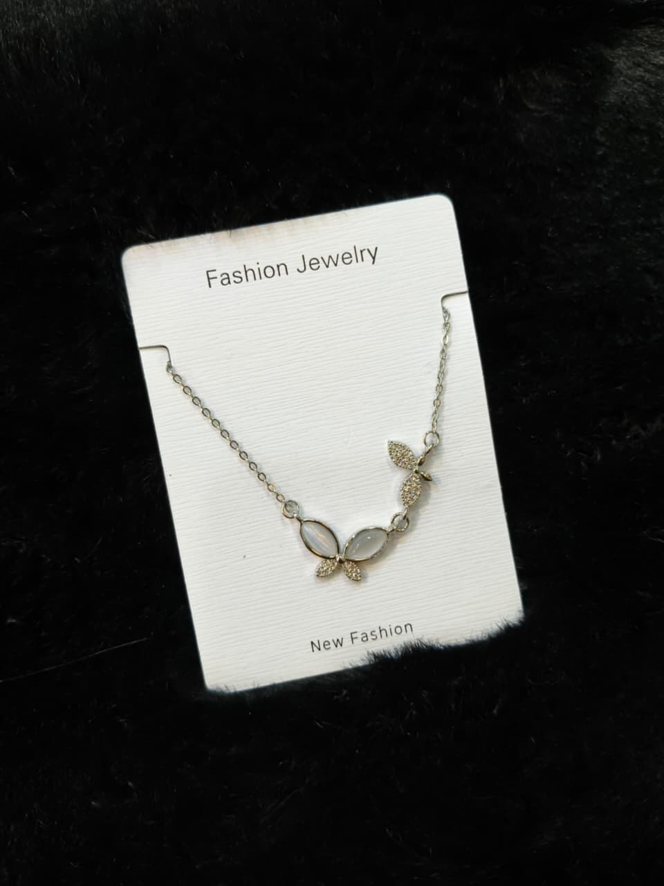 Elegant Leaf Pendant Necklace