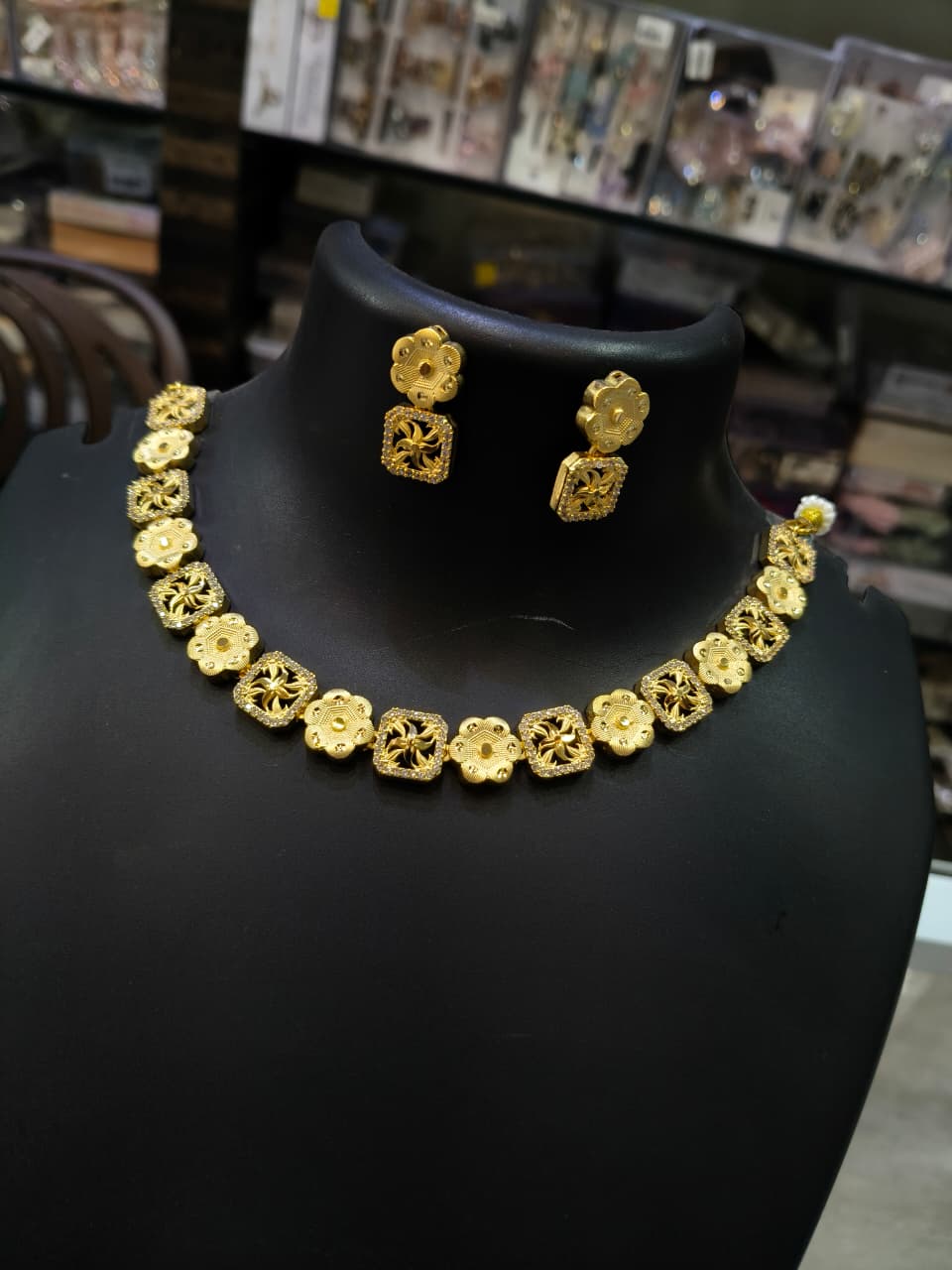Gold Floral Necklace Set