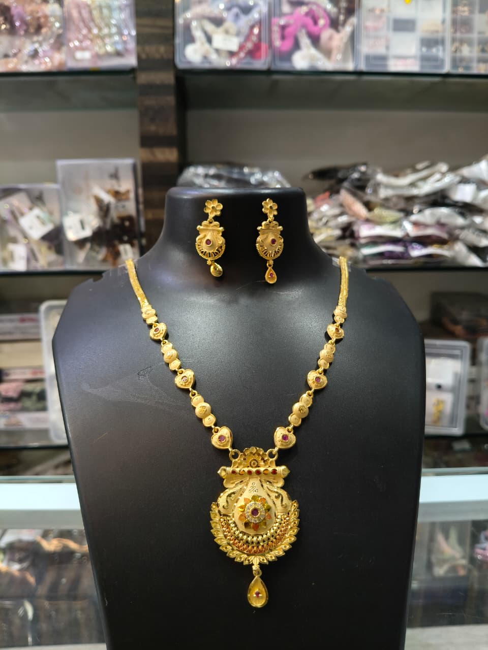 Traditional gold necklace set
