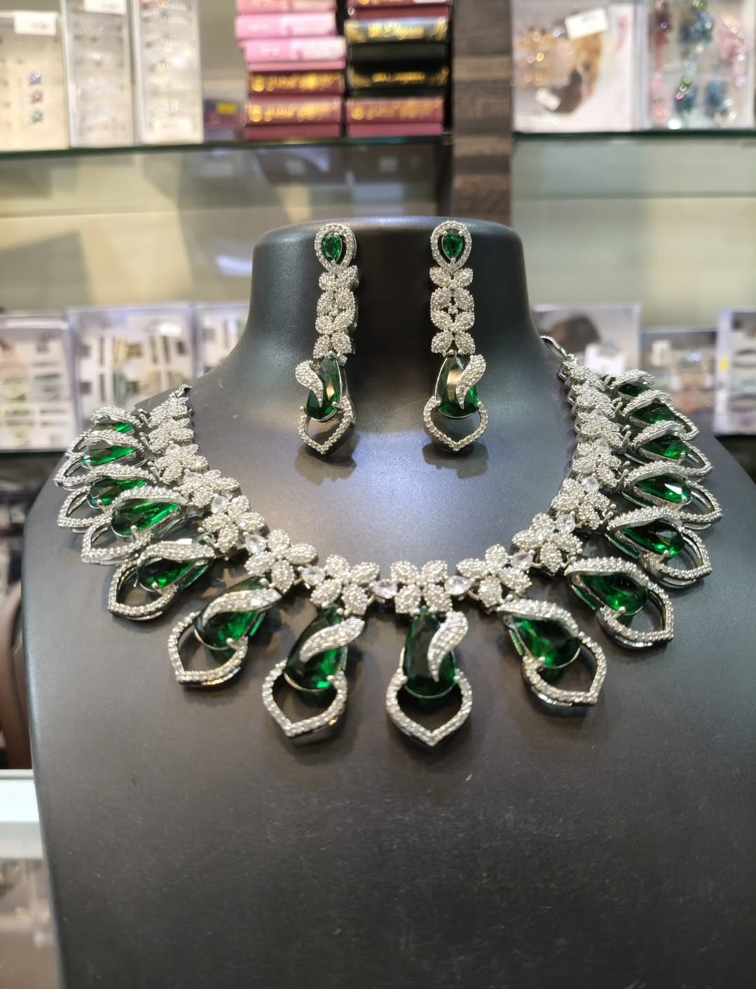 Elegant Emerald and Diamond Necklace Set