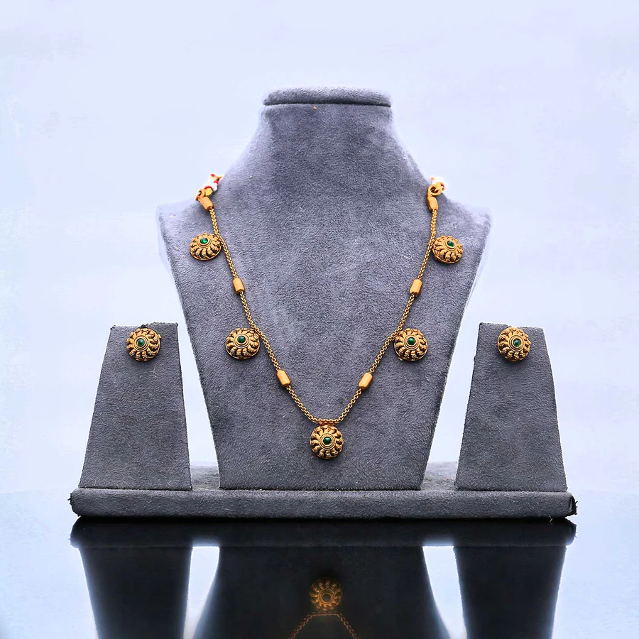 Elegant gold and green jewelry set