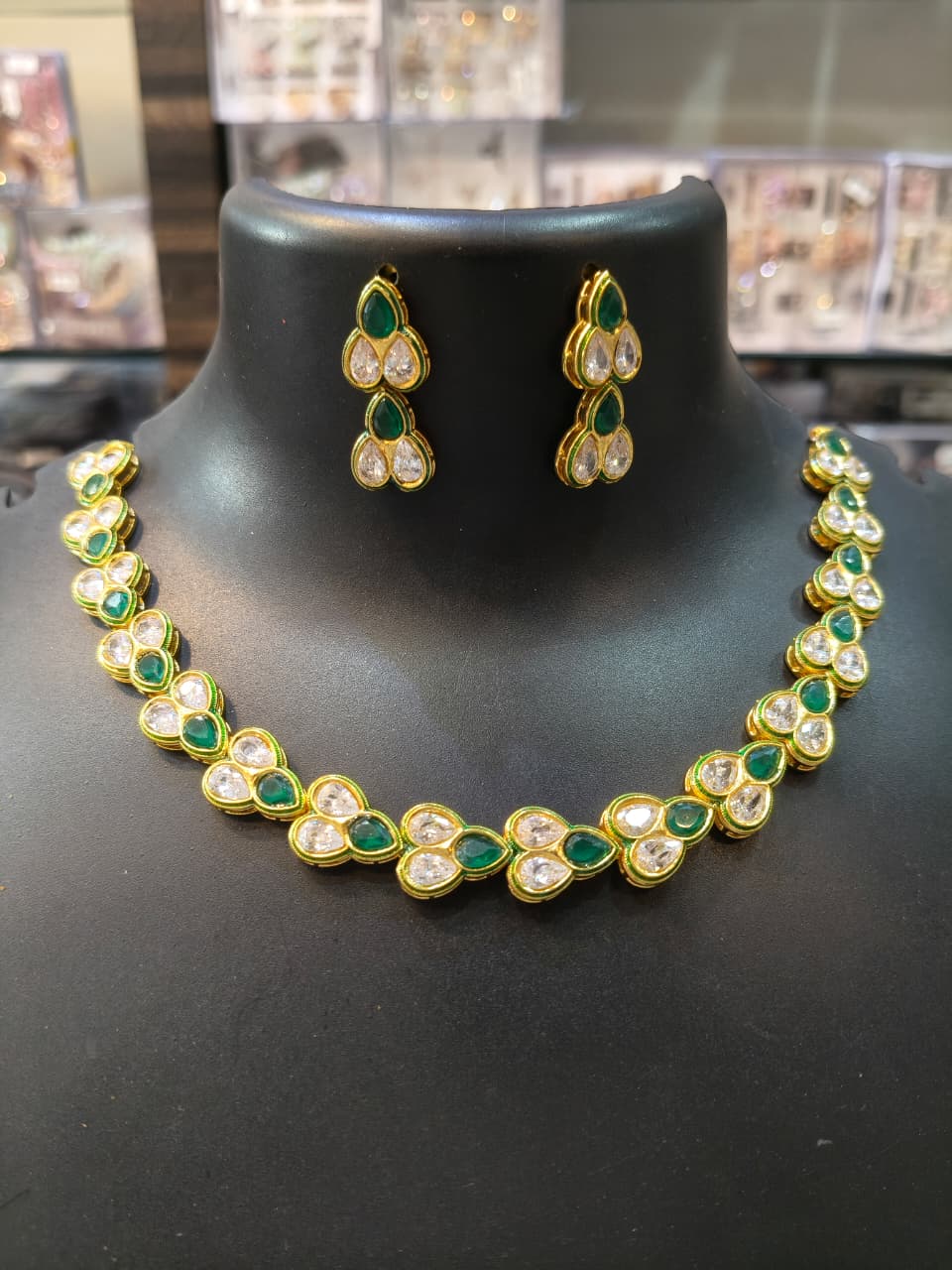 Elegant Kundan Necklace Set