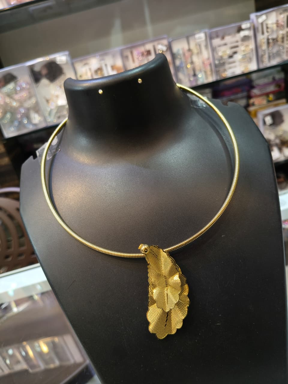 Elegant Gold Leaf Necklace