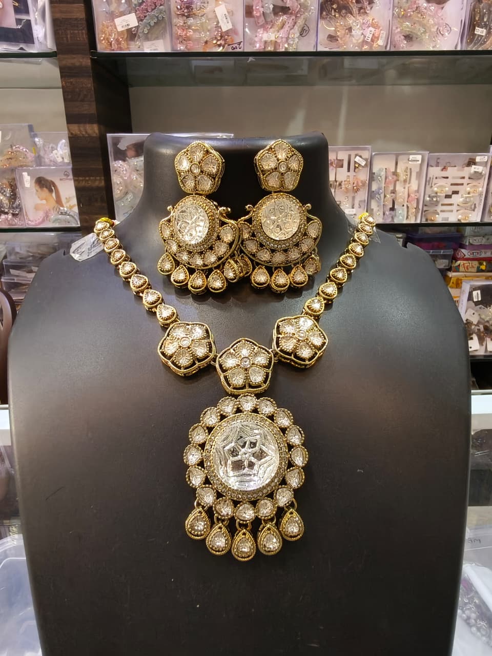 Antique Kundan Jewelry Set