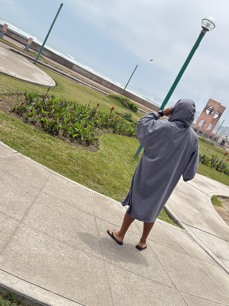 Poncho gris con capucha