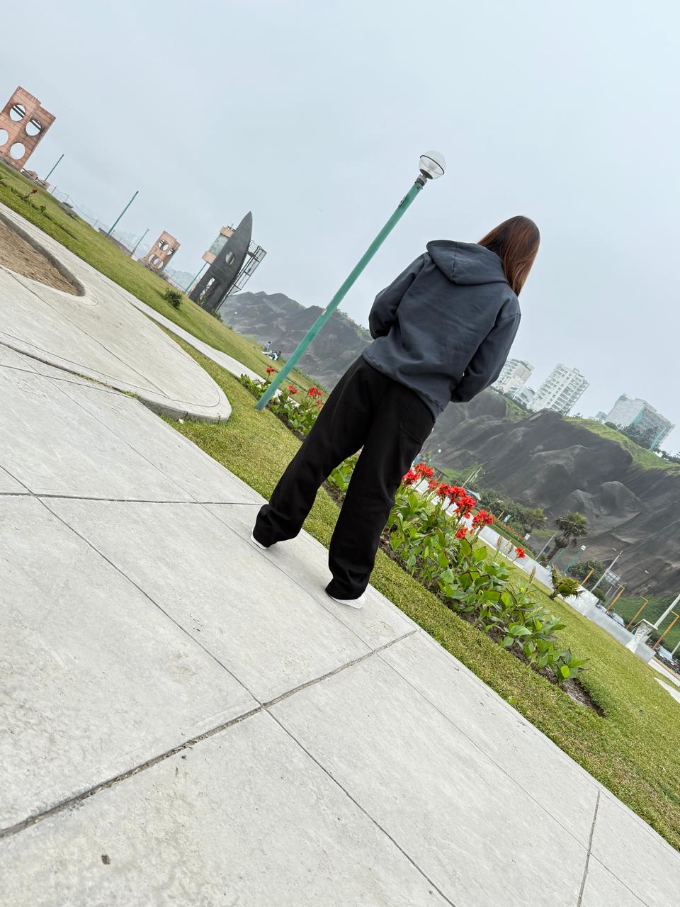 Casaca gris con capucha