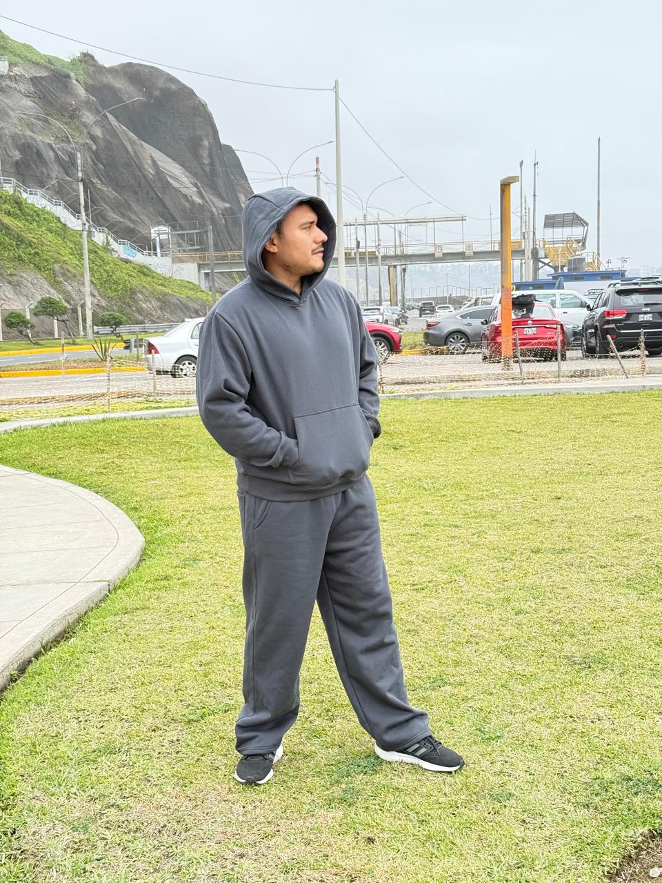 Conjunto de sudadera y pantalón deportivo gris