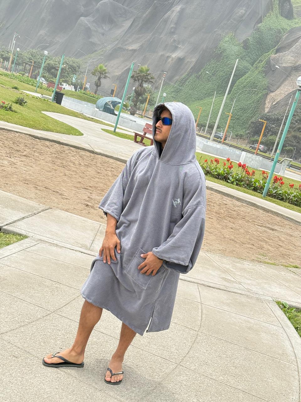 Poncho gris con capucha