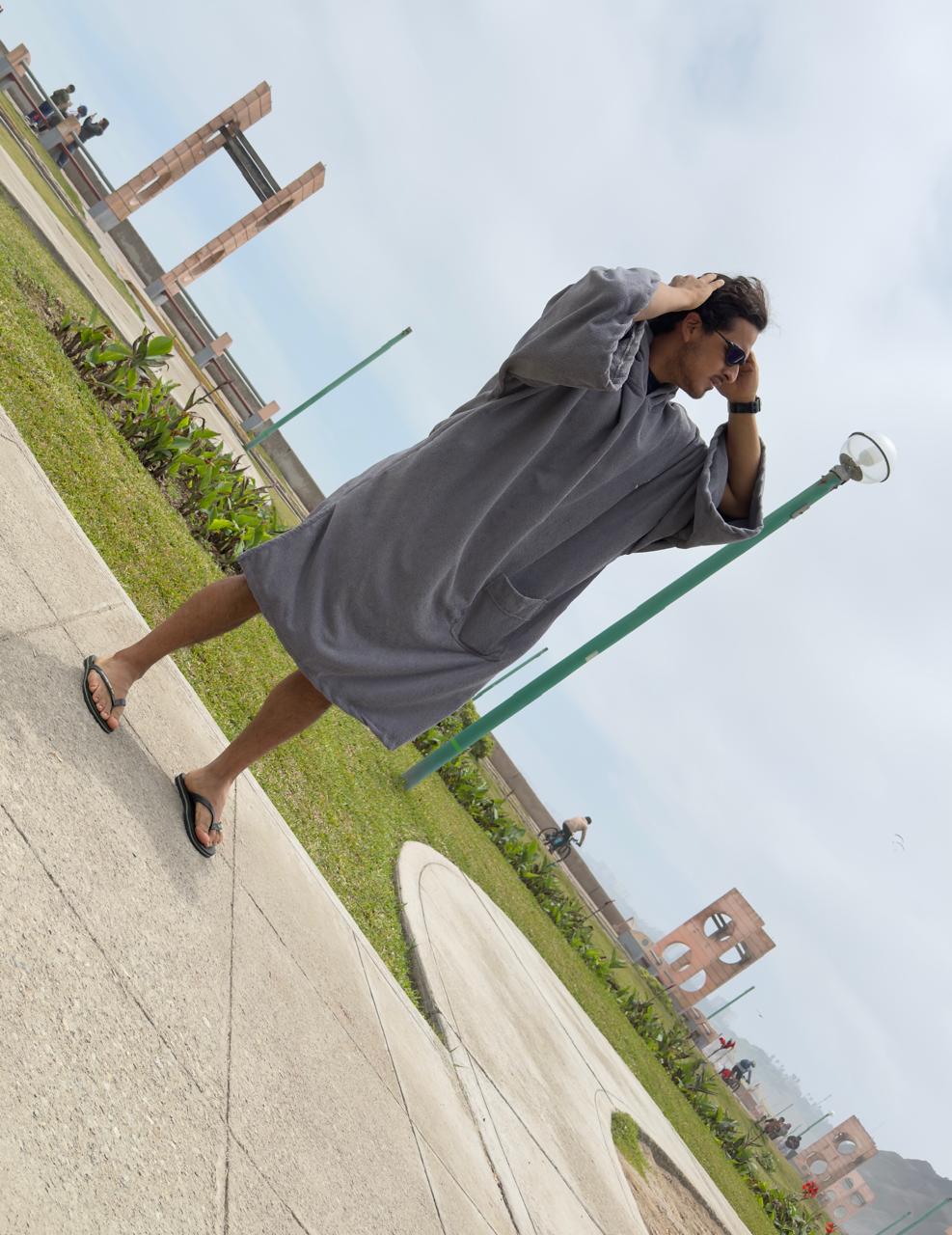 Poncho gris con capucha