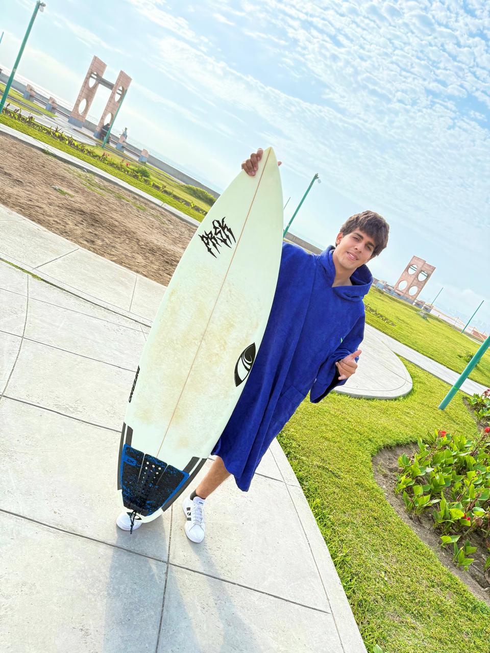 PONCHO DE TOALLA AZUL-Logo Verde