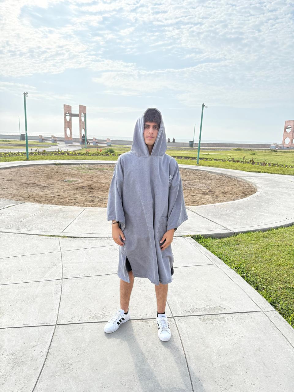 Bata de cambio con capucha Gris